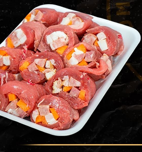 Bife à rolê recheado, prato tradicional brasileiro