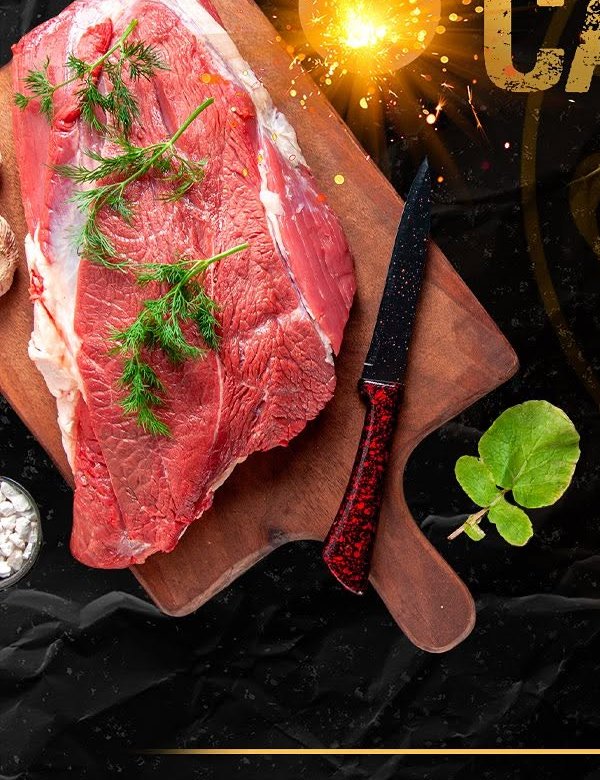 Corte de carne fresca sendo preparado com faca de açougueiro